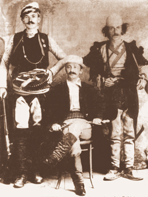 Бранислав Нушић на Косову, 1912, са наоружаним пратиоцима
